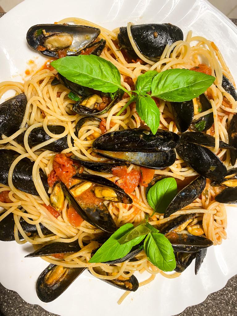 Spaghetti Mussels Tomato Sauce-Family Cooking Recipes